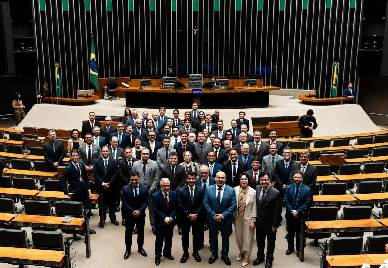 Foto oficial dos ortopedistas e lideranças da SBOT reunidos no Plenário da Câmara dos Deputados na Sessão Solene do Dia do Ortopedista 2026