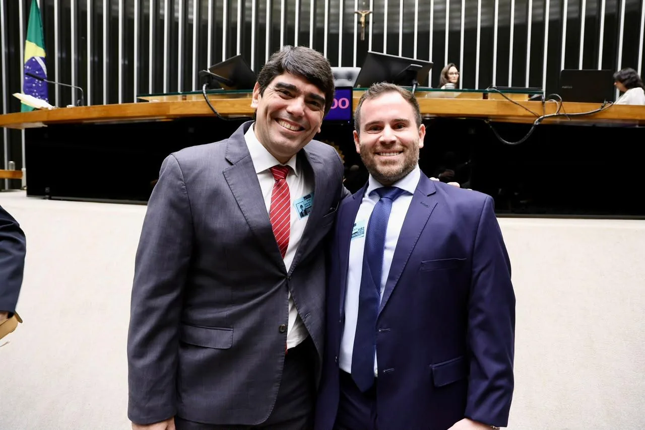 Dr. João Protásio Netto, presidente da SBOT-TO, com colega ortopedista no Plenário da Câmara dos Deputados na Sessão Solene do Dia do Ortopedista 2026