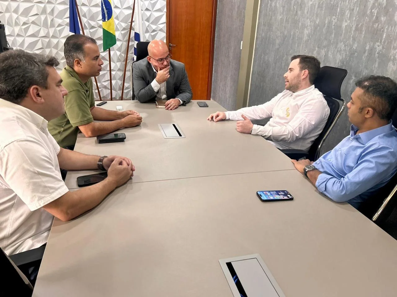 Dr. João Protásio Netto, presidente da SBOT-TO, em reunião com o secretário da Administração do Tocantins, Paulo César Benfica, e o deputado estadual Moisemar Marinho, em Palmas